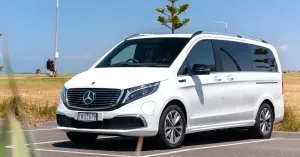 Volkswagen ID. Buzz vs Mercedes-Benz EQV: Welches E-Auto sticht heraus? Eine Expertenbewertung