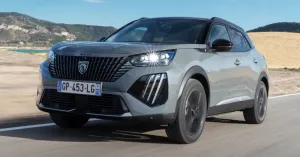 Tesla Model Y vs Peugeot e-2008: Wie sie sich schlagen – Expertenanalyse zu Funktionen und Leistung