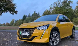 Tesla Model 3 vs Peugeot e-208: Wie sie sich schlagen – Expertenanalyse zu Funktionen und Leistung