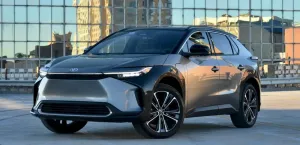 Tesla Model Y vs Toyota bZ4X: Wie sie sich schlagen – Expertenanalyse zu Funktionen und Leistung