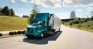 Tesla Semi vs Volvo VNR Electric: Preise, Reichweite und Funktionen – Ein Expertenvergleich